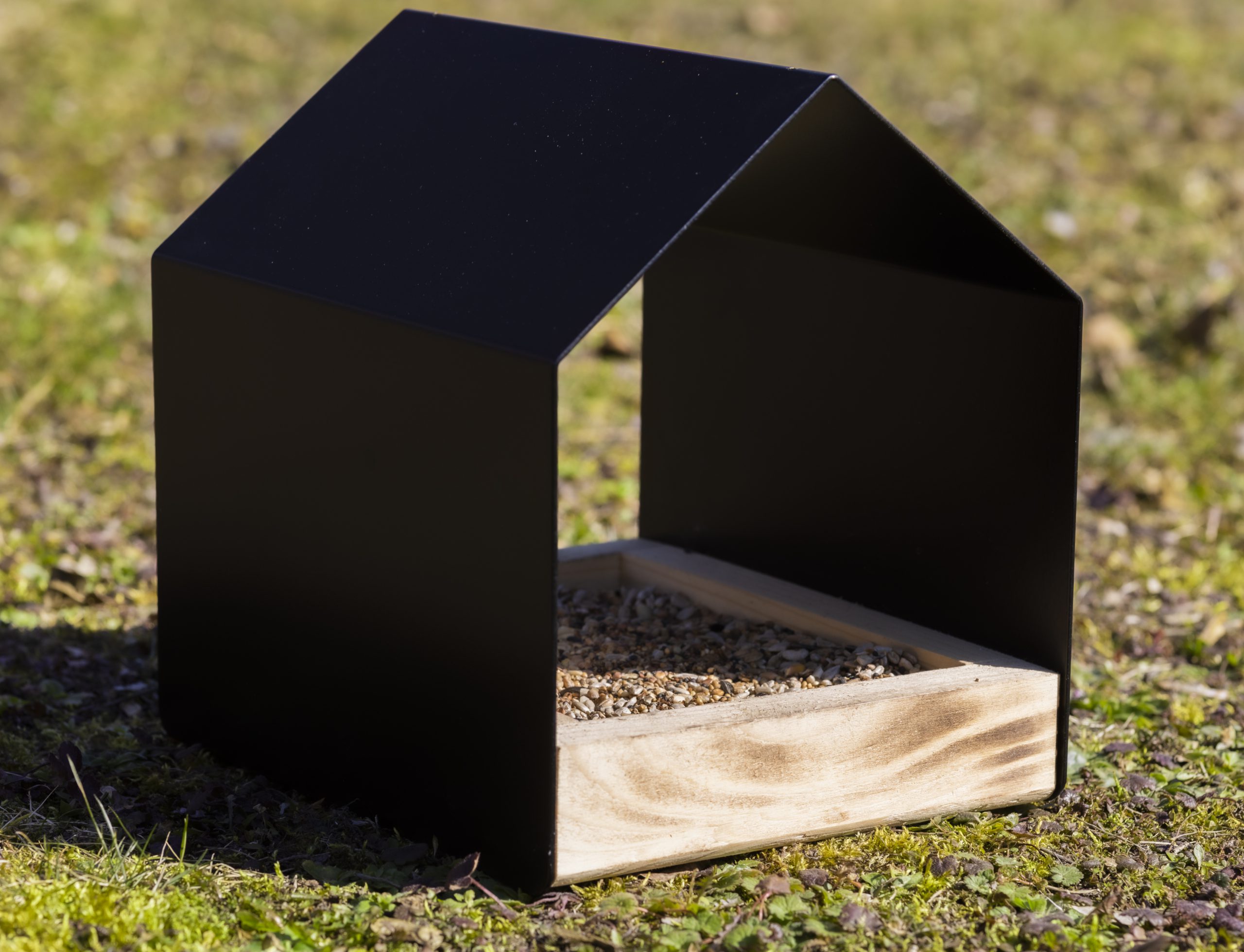 Vogelhaus in der Wiese stehend